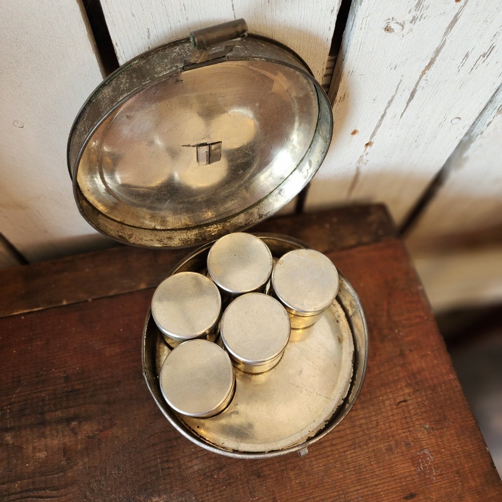 Round spice hot sale tin